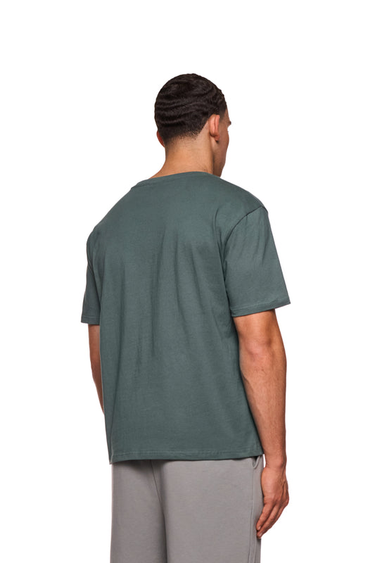 Mann trägt ein OLAKALA Sports T-Shirt Green mit Rundhalsausschnitt und lockerem Sitz, zeigt Logo auf der Brust. Perfekt für sportlichen Komfort.