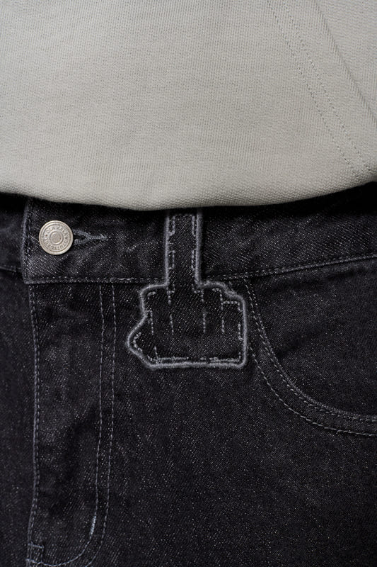 Nahaufnahme des OLAKALA-Jeansknopfs an CC Black Loose Fit Denim Pants mit versetztem Hosenbund und gesticktem Logo auf 14 oz Denim.