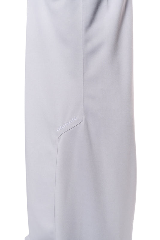 CC Jogger Pants Grau mit französischen Taschen und elastischem Bund, lockere Passform, unisex. Gesticktes OLAKALA Logo auf der Vorderseite sichtbar.