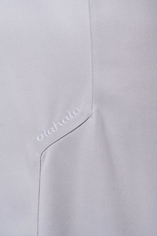 Weiße CC Jogger Pants mit französischen Eingriffstaschen und gesticktem OLAKALA Logo. Elastischer Bund, lockere Passform, unisex Design.