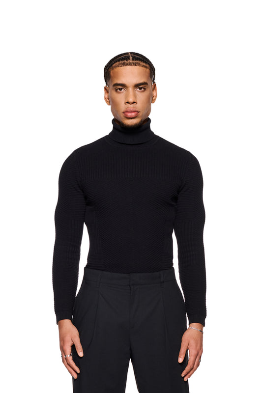 Mann trägt einen schwarzen Anatomy Turtleneck von OLAKALA mit Rollkragen und enger Passform, ideal für ein elegantes, unisexes Outfit.