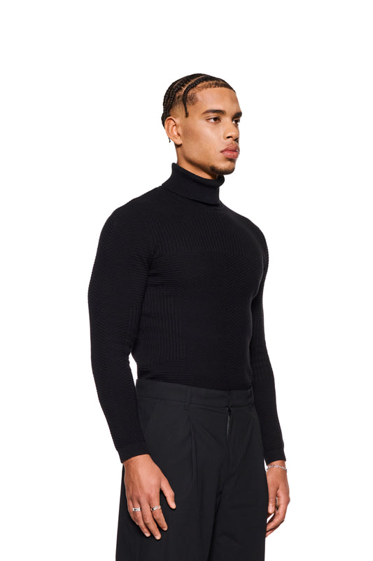 Mann trägt eng anliegenden schwarzen Rollkragenpullover Anatomy Turtleneck Black mit OLAKALA-Tag am Kragen, unisex, verschiedene Strickmuster.