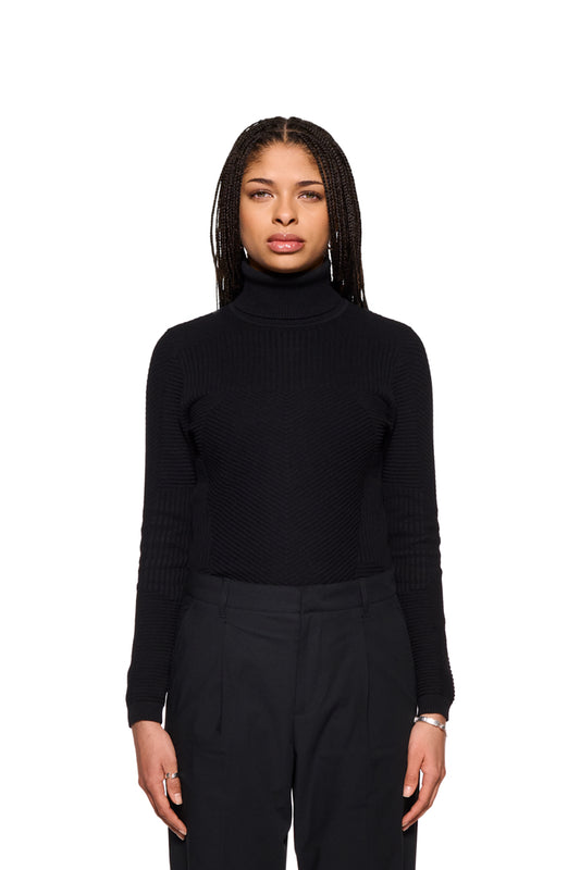 Frau trägt eng anliegenden schwarzen Strickpullover mit Rollkragen, markiert durch OLAKALA-Tag am Kragen.