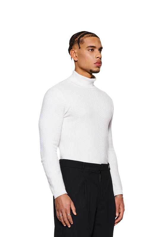 Mann trägt weißen Anatomy Turtleneck von OLAKALA, mit Rollkragen und enganliegender Passform, detailreiches Strickmuster sichtbar.