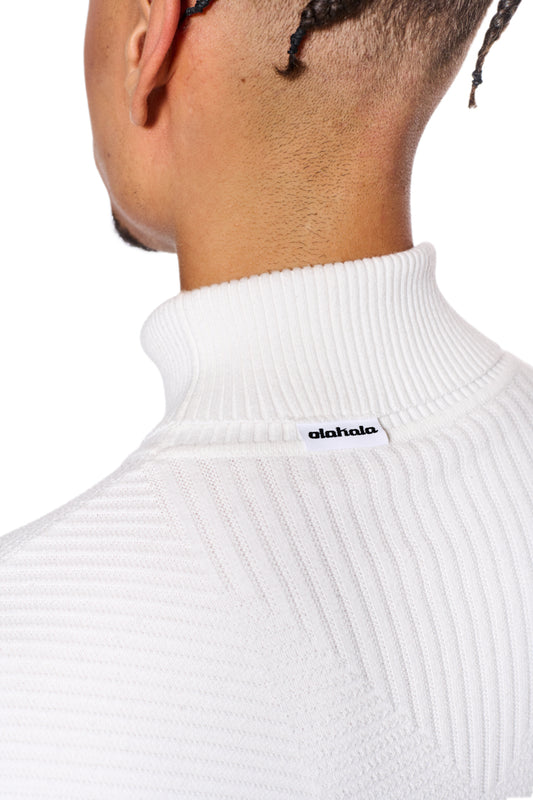 Mann trägt weißen Anatomy Turtleneck mit Rollkragen, nah am Hals anliegend. OLAKALA-Logo sichtbar am Kragen hinten. Enganliegende Passform, unisex Design.