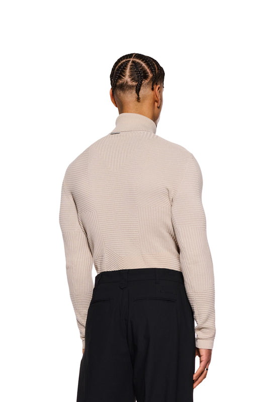 Mann trägt Anatomy Turtleneck Beige mit Rollkragen und Strickmustern, eng anliegend, unisex, von OLAKALA.
