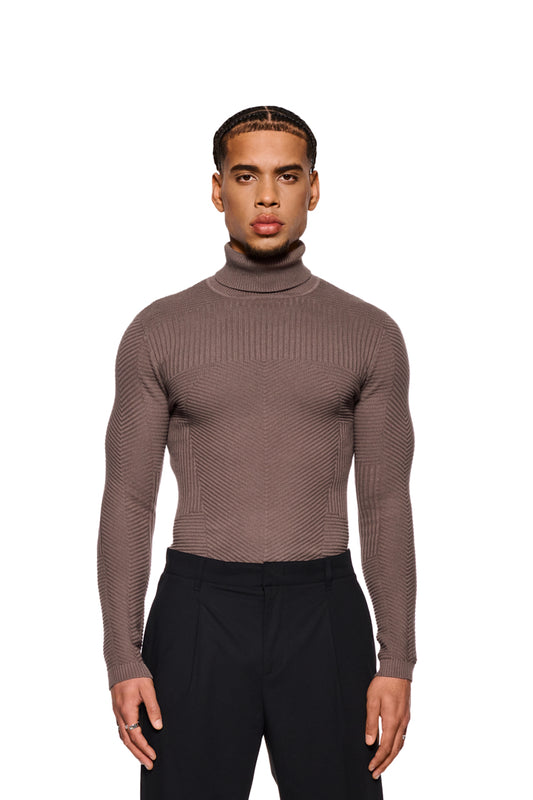 Anatomy Turtleneck Brown: Eng anliegender Rollkragenpullover mit OLAKALA-Tag, präsentiert von einem Mann. Perfekt für modebewusste Käufer des offiziellen OLAKALA® Onlineshops.