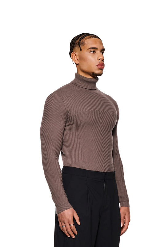 Mann im braunen Anatomy Turtleneck mit Rollkragen und eng anliegender Passform, präsentiert von OLAKALA. Strickmuster und Rückseitentag sichtbar.