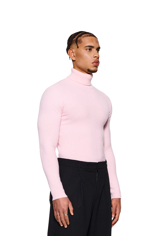 Mann im pinken Anatomy Turtleneck mit Rollkragen, eng anliegendem Schnitt und OLAKALA-Tag am Kragen.