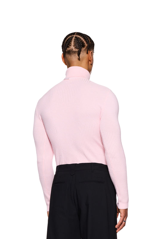 Mann trägt den Anatomy Turtleneck Pink, eng anliegend mit Rollkragen und OLAKALA-Tag. Geeignet für Unisex.