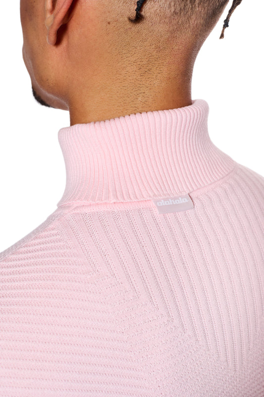 Anatomy Turtleneck Pink: Nahaufnahme eines Rollkragenpullovers mit OLAKALA-Label am Kragen, eng anliegende Passform, unisex.