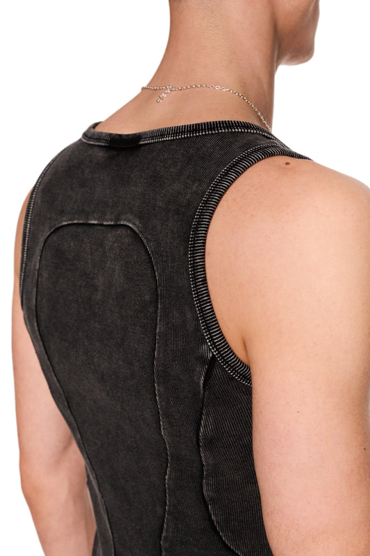 Person trägt das Echoes Tanktop mit Teilungsnähten und gesticktem OLAKALA Logo auf der linken Brust, in enger Passform und Washed-Optik. Unisex Design.