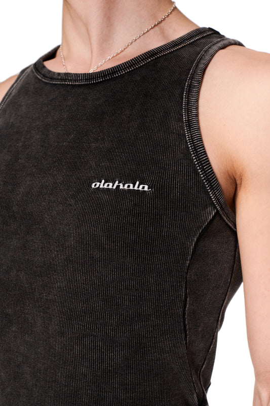 Person in schwarzem Echoes Tanktop mit OLAKALA-Logo auf der Brust, Teilungsnähte an Seiten und Rücken, eng anliegend, unisex, in Washed-Optik.