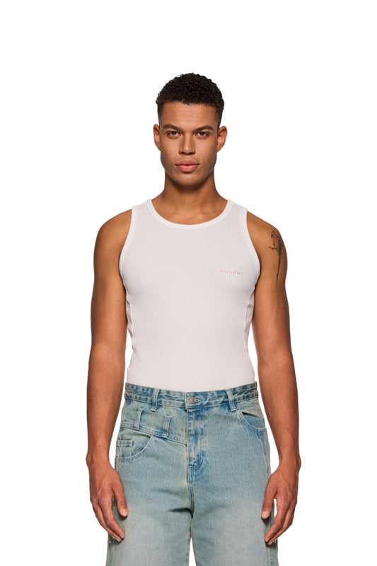 Mann im weißen E.O.I Tanktop mit gesticktem OLAKALA Logo auf der Brust, eng anliegend und unisex, präsentiert im offiziellen OLAKALA Onlineshop.