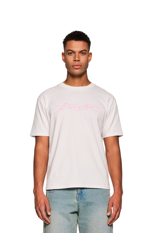Mann trägt E.O.I. T-Shirt mit Ripp-Kragen und Siebdruck-Grafik, reguläre Passform. Unisex-Design im offiziellen OLAKALA® Onlineshop.
