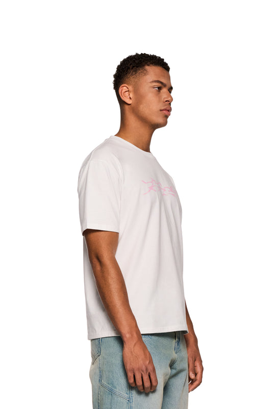 Mann trägt E.O.I. T-Shirt White mit Ripp-Kragen und Siebdruckgrafik auf der Vorderseite, präsentiert in regulärer Unisex-Passform.