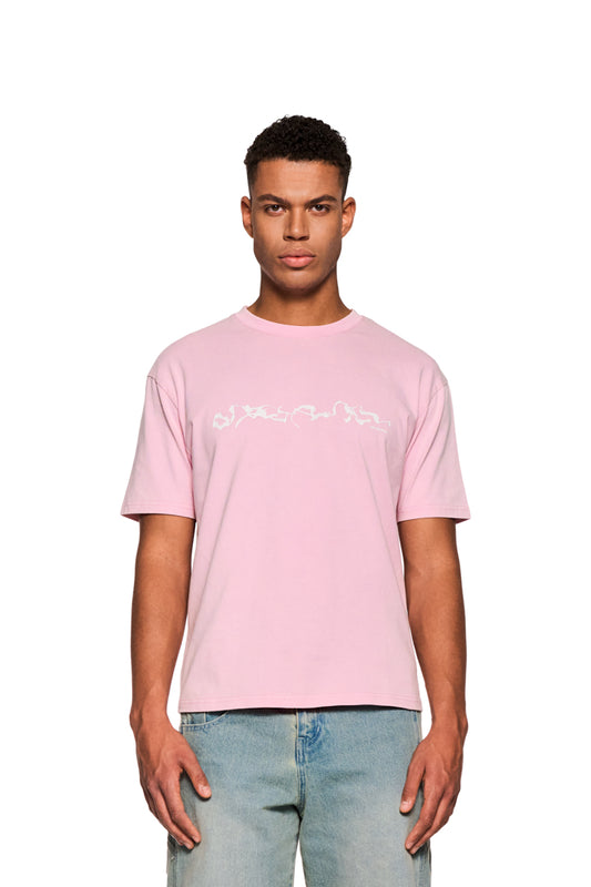 Mann trägt E.O.I. T-Shirt Cotton Candy mit Ripp-Kragen und Siebdruck-Grafik, reguläre Passform, unisex. Ideal für lässige Outfits von OLAKALA.