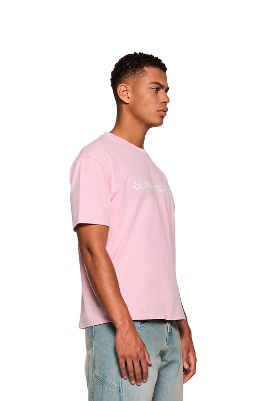 Mann trägt E.O.I. T-Shirt Cotton Candy mit Ripp-Kragen und Siebdruck-Grafik, zeigt lässige Passform.