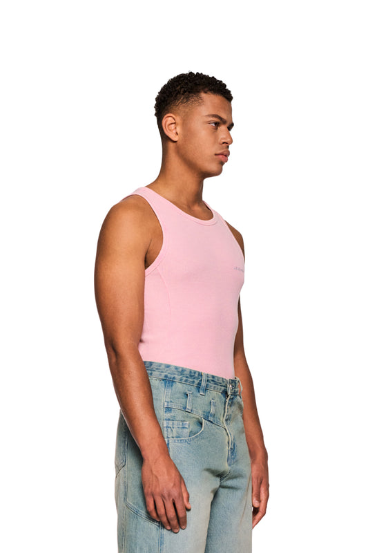 Mann trägt E.O.I Tanktop Cotton Candy mit eng anliegender Passform und gesticktem OLAKALA Logo auf der Brust, präsentiert im offiziellen OLAKALA® Onlineshop.