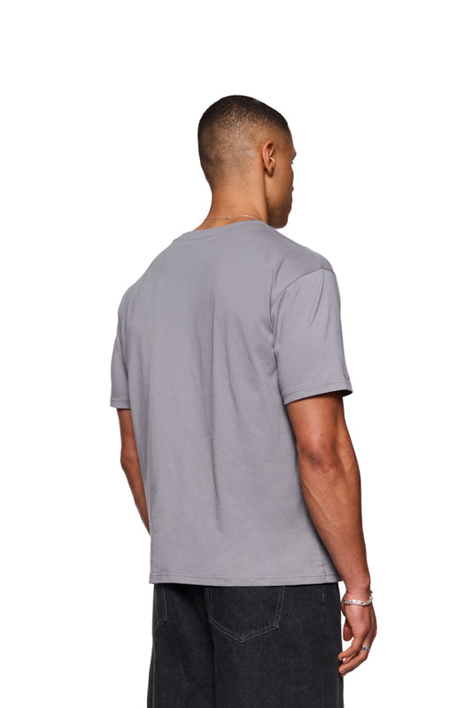 Mann in grauem CC T-Shirt Regular Dark Gray mit gesticktem OLAKALA-Logo auf der Brust, Rippenkragen und normaler Passform, von der Marke OLAKALA.