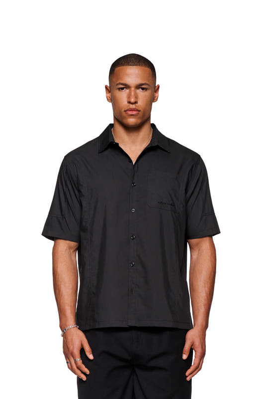CC short sleeve shirt black with cooling fabric, OLAKALA logo on chest pocket, button placket, loose fit, dividing seams, unisex design.