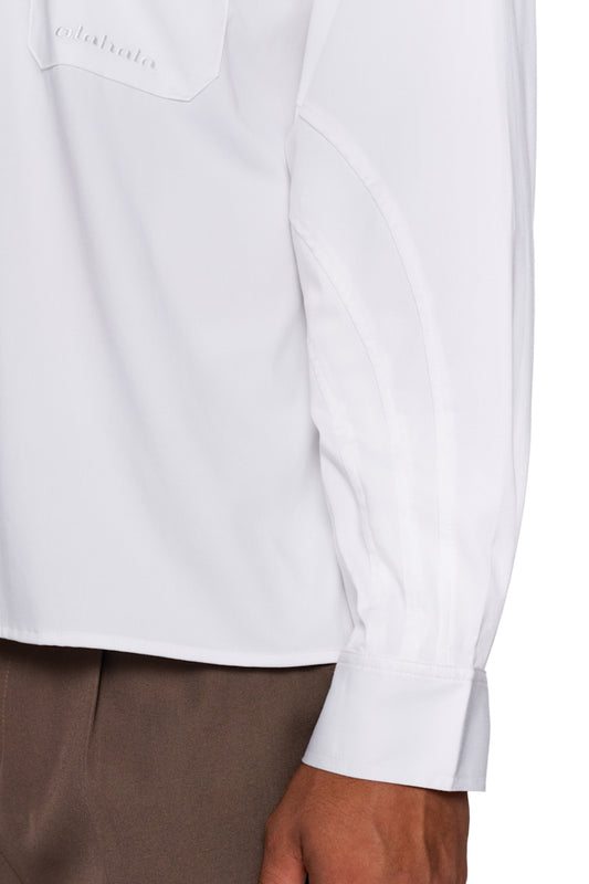 Nahaufnahme eines Arms in einem weißen Hemd, zeigt die Knopfleiste, Brusttasche mit gesticktem OLAKALA-Logo und doppeltem Kragen des CC Anatomy Shirt White.