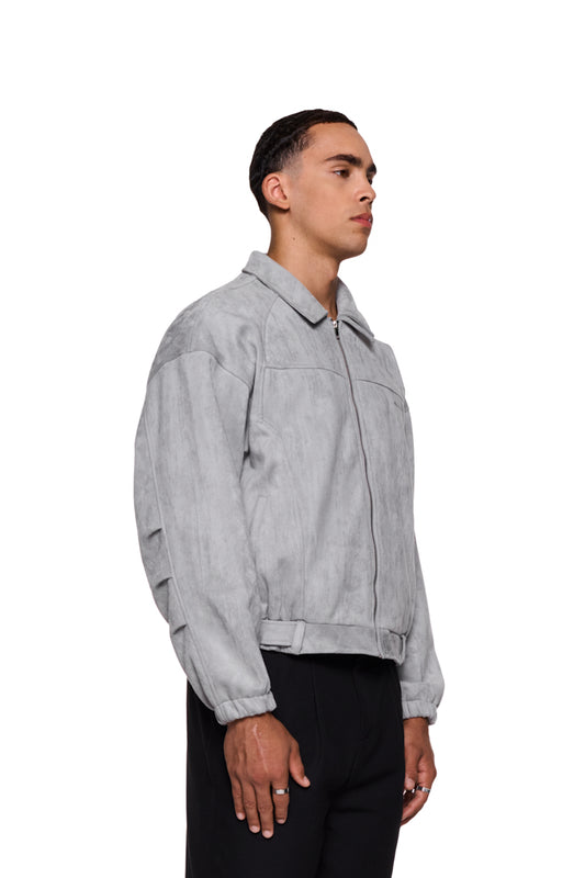 Mann trägt CC Anatomy Velour Jacket Light Gray mit doppeltem Kragen, Teilungsnähten und elastischen Bündchen. Sichtbar: Jackenschlaufe, paspelierte Taschen, asymmetrischer Rücken.