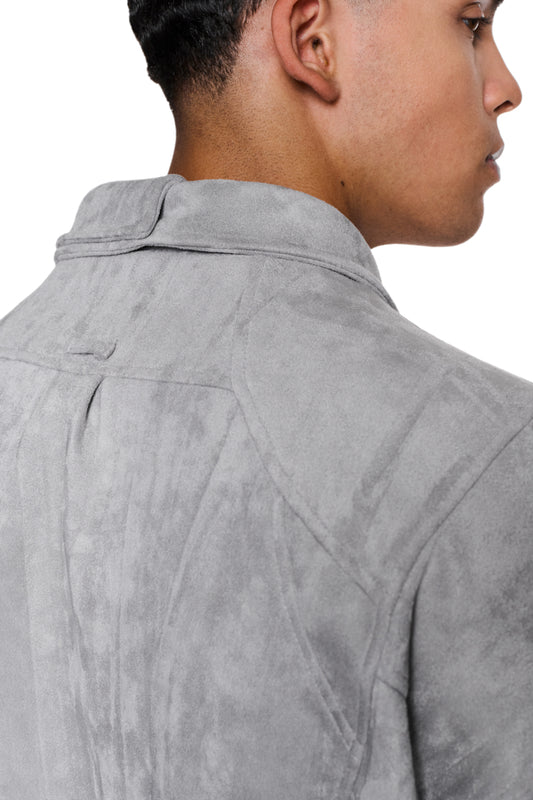 Mann trägt CC Anatomy Velour Jacket Light Gray mit doppeltem Kragen, asymmetrischem Rücken, Paspeltaschen und elastischen Bündchen, präsentiert von OLAKALA.