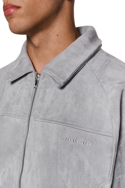 Nahaufnahme der CC Anatomy Velour Jacket Light Gray mit Metallreißverschluss, gesticktem OLAKALA-Logo auf der Brust und doppellagigem Kragen.
