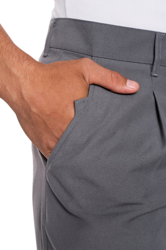 Hand in der Tasche einer grauen CC Dress Pants Slim Fit mit asymmetrischem Eingriff und gesticktem OLAKALA-Logo auf der Gesäßtasche.
