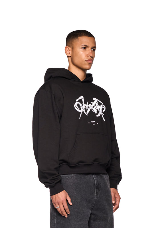 Fusion Hoodie Black mit Kängurutasche und Fusion-Grafik-Siebdruck auf der Brust, Ripp-Bündchen an Ärmeln und Saum, reguläre Passform, unisex.