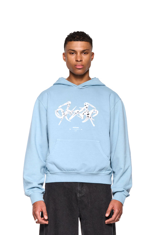 Mann trägt Fusion Hoodie Blue mit Kängurutasche und Siebdruckgrafik auf der Brust. Reguläre Passform, unisex, sichtbar sind Ärmel und Saum mit Ripp-Bündchen.