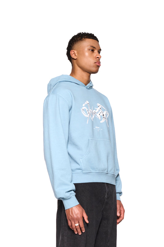 Mann im blauen Fusion Hoodie mit Kängurutasche und Siebdruck „Fusion“-Grafik auf der Brust, reguläre Passform, unisex.