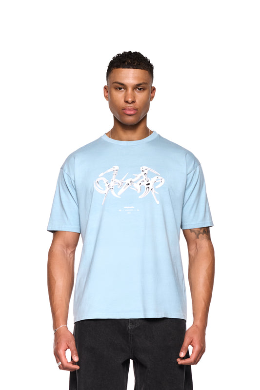 Fusion T-Shirt Blue mit Ripp-Kragen und „Fusion“-Grafik als Siebdruck auf der Brust, getragen von einem Mann in blauer Kleidung, reguläre Passform, unisex.