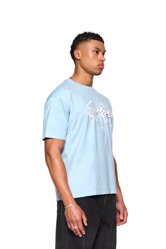Fusion T-Shirt Blau mit Ripp-Kragen und „Fusion“-Grafik als Siebdruck auf der Brust. Reguläre Passform, unisex. 