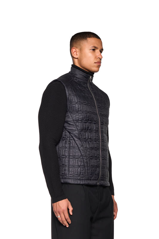 Gilet Vest Black with stand-up collar, OLAKALA monogram, dividing seams, zippers and regular fit, worn by a man, shows elegant functionality.