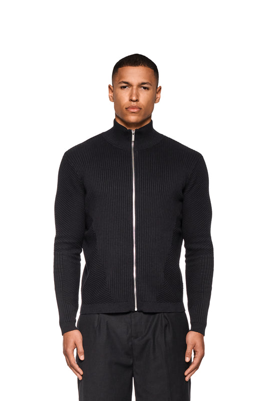 Mann trägt CI Slim Knit Jacket Black mit Reißverschluss und schmaler Passform, präsentiert verschiedene Strickmuster.