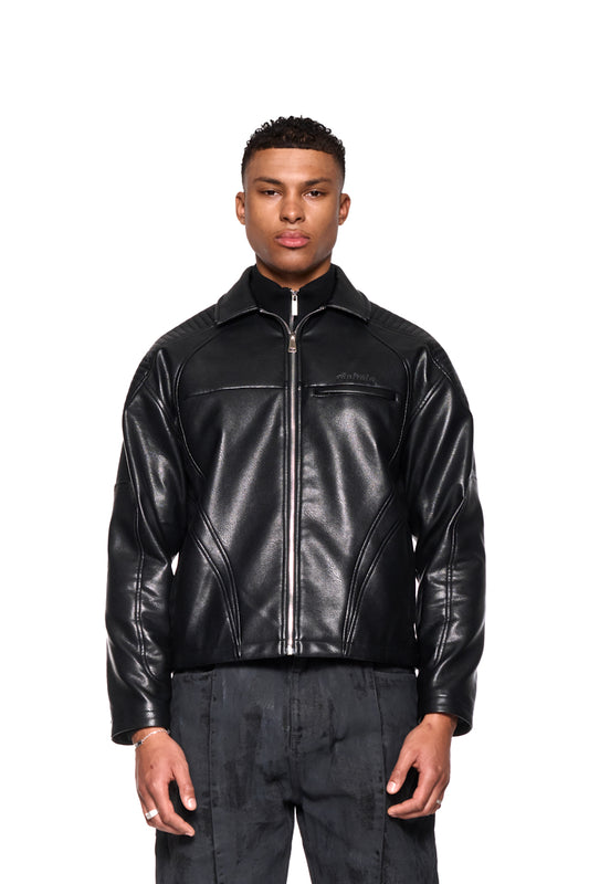 Mann trägt CI Lederjacke Schwarz mit gepolsterten Schultern, Reißverschluss vorne und gesticktem OLAKALA-Logo auf der linken Brust aus veganem Lederimitat.