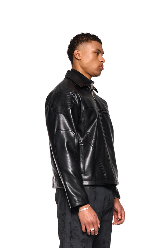 Mann in schwarzer CI Leather Jacket Black aus veganem Lederimitat, mit gesticktem OLAKALA-Logo, Reißverschlüssen und Druckknöpfen.