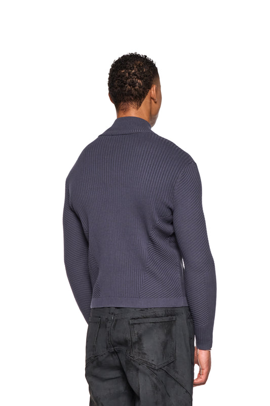 Mann in CI Slim Strickjacke Grau, schmal geschnitten, mit Reißverschluss vorne, präsentiert verschiedene Strickmuster. Ideal für Unisex-Stil von OLAKALA.