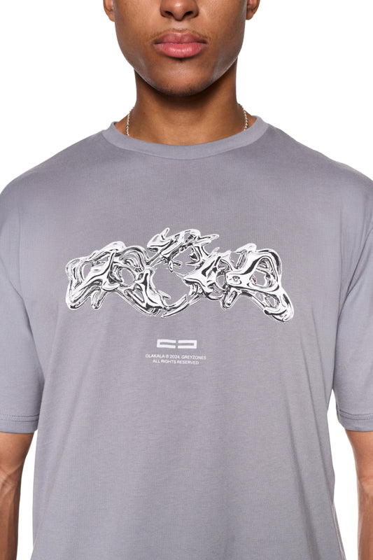 Mann trägt das Greyzone T-Shirt in Dunkelgrau mit Ripp-Kragen und Grafiksiebdruck auf der Vorderseite, reguläre Passform, unisex.