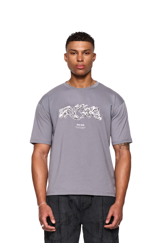 Mann trägt Greyzone T-Shirt Dark Gray mit Ripp-Kragen und Grafikdruck auf der Vorderseite, reguläre Passform, unisex.