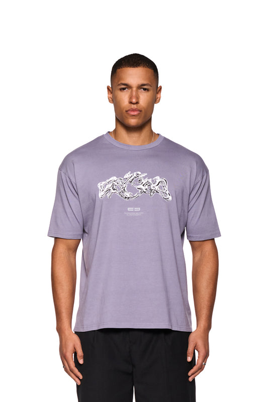 Mann trägt Greyzone T-Shirt Lilac mit Ripp-Kragen und Siebdruck-Grafik auf der Vorderseite, reguläre Passform, unisex.