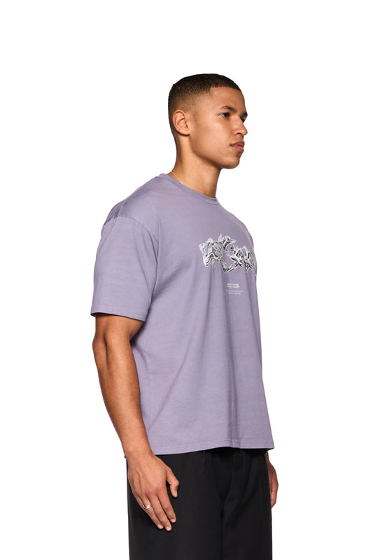 Mann im Profil trägt Greyzone T-Shirt in Lila mit Siebdruck-Grafik und Ripp-Kragen, reguläre Passform, unisex, aus dem offiziellen OLAKALA® Onlineshop.