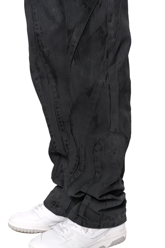 CI Coated Denim Pants Regular mit Destroyed-Print, Teilungsnähten und versetzter Seitennaht, kombiniert mit weißen Sneakern. Unisex-Passform von OLAKALA.