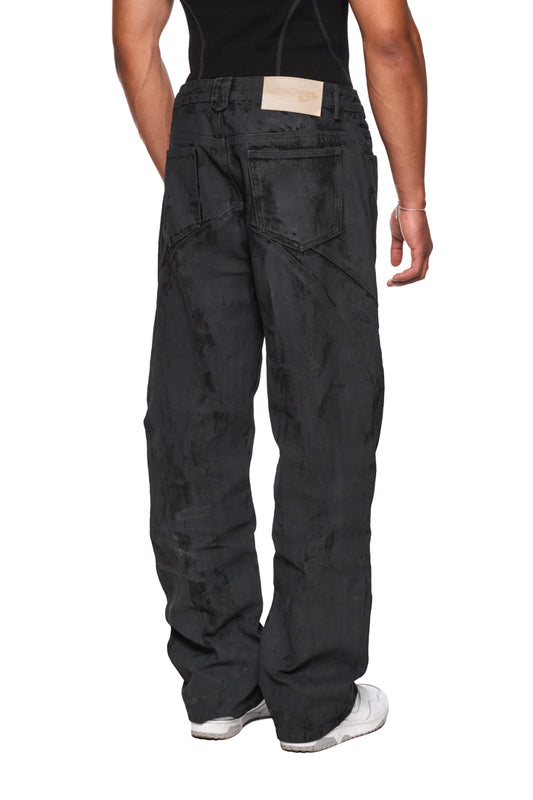 CI Coated Denim Pants Regular mit 5-Pocket-Design und Destroyed-Allover-Print, reguläre Passform, OLAKALA Patch und Jeansknopf sichtbar. Unisex, 14 oz Denim.