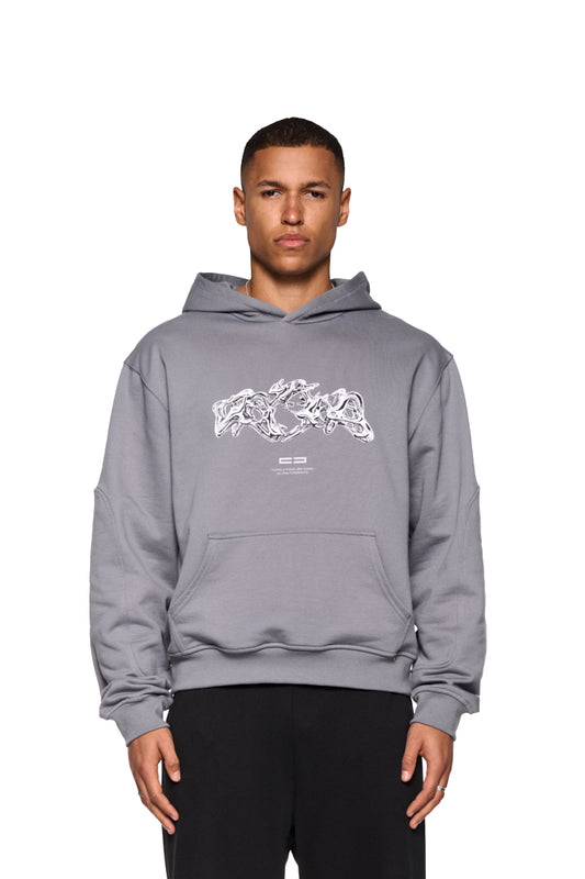 Mann trägt den Greyzone Hoodie Dark Gray mit Kängurutasche und Siebdruck-Grafik auf der Vorderseite.