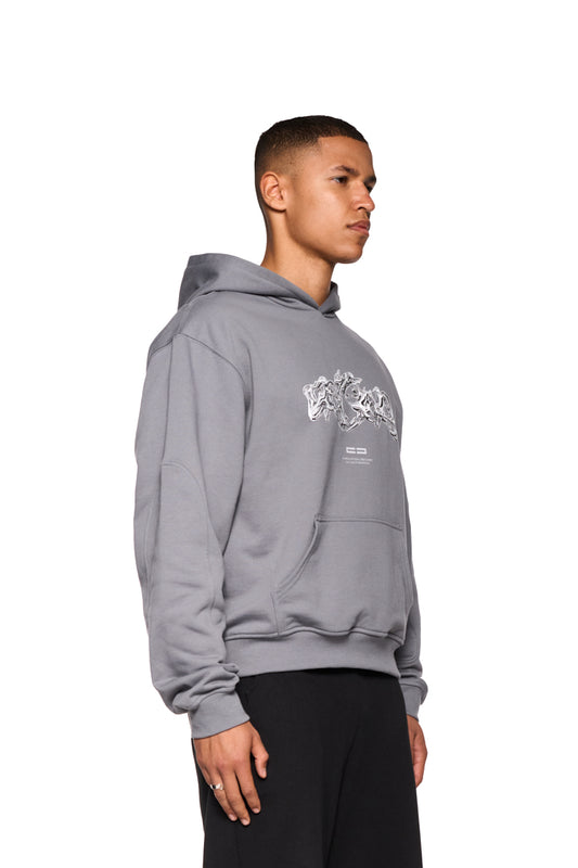 Mann in grauem Greyzone Hoodie Dark Gray mit Kängurutasche, Ripp-Bündchen, Teilungsnähten und Siebdruck-Grafik auf der Vorderseite, zeigt unisex Design.