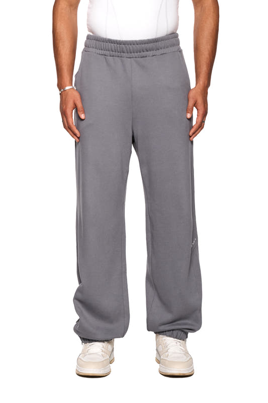 CI Loose Sweatpants Gray, lockere Passform, asymmetrische Tasche, elastischer Bund mit Kordelzug, gesticktes OLAKALA Logo, perfekt für Freizeitkleidung.