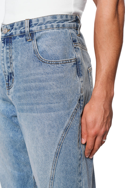 Nahaufnahme von CC Core Denim Pants Blue mit robustem 5-Pocket-Design und OLAKALA-Patch am Bund, locker geschnitten.